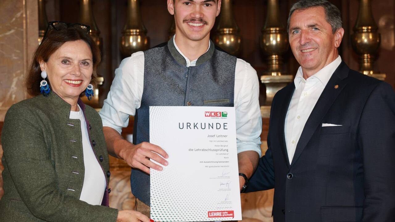 Er wurde schon bei den Tourismus-Staatsmeisterschaften ausgezeichnet: Küchen-Staatsmeister Josef Leitner (Hotel Berghof in St. Johann) erhielt sein Lehrabschlussprüfungszeugnis (mit Auszeichnung). Mit im Bild Bundesspartenobfrau Susanne Kraus-Winkler und Georg Imlauer. 
