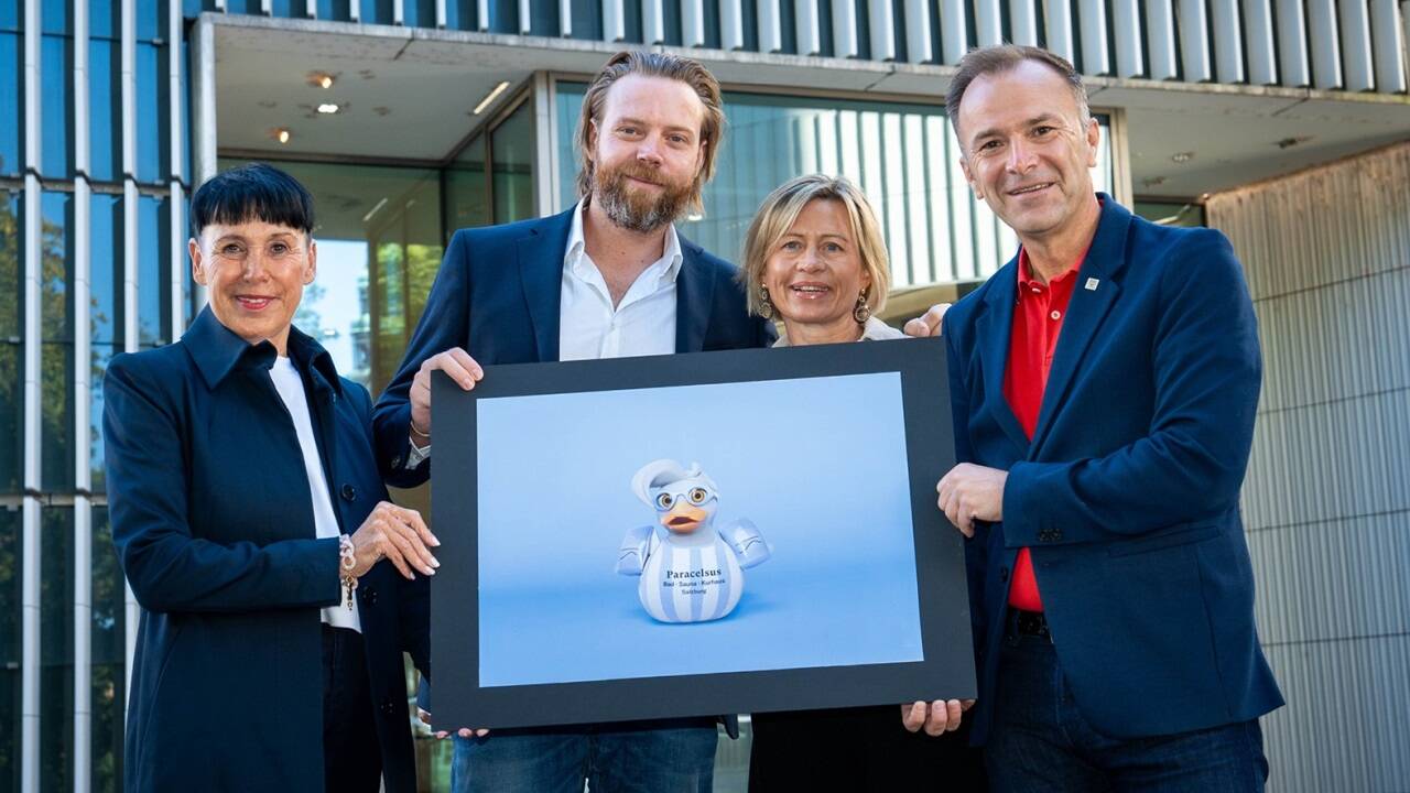 Von links: TSG Tourismus Salzburg Geschäftsführerin Beate Kassner, Betriebsleiter Sönke Eckl-Henningsen, Schuldirektorin Andrea Resch und Bürgermeister Bernhard Auinger. <br /> 
