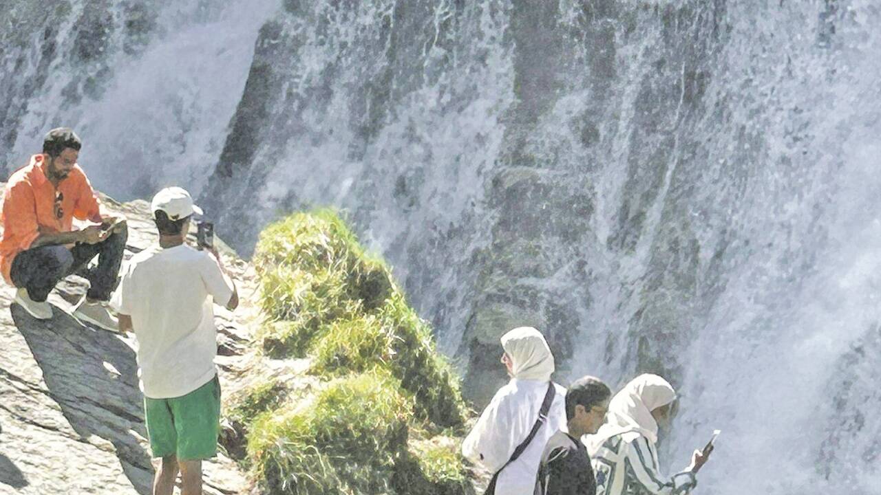 Arabische Touristen vor dem Bad Gasteiner Wasserfall. 
