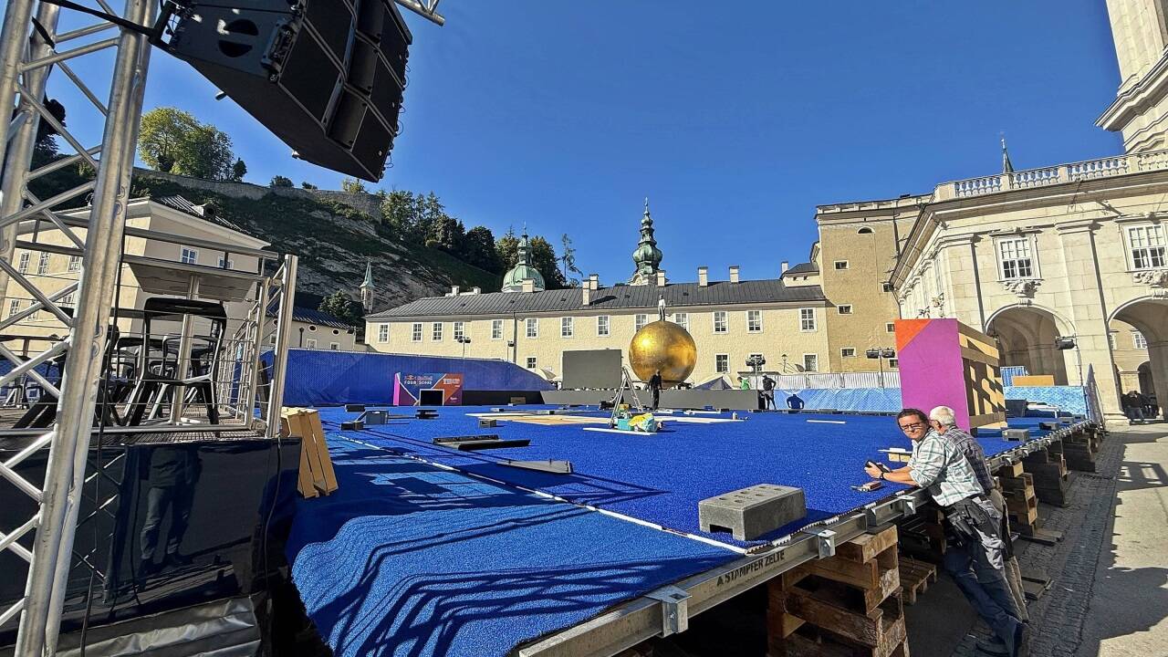 Der Kapitelplatz in der Salzburger Altstadt wird am Sonntag zur Fußballarena. Beim Weltfinale von Red Bull Four 2 Score kämpfen 20 internationale Teams um den Sieg.  