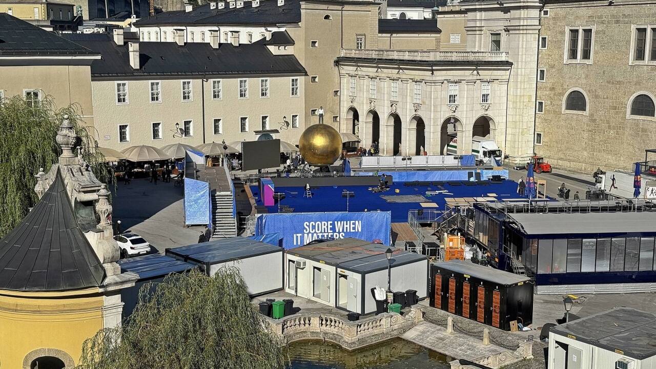 Der Kapitelplatz in der Salzburger Altstadt wird am Sonntag zur Fußballarena. Beim Weltfinale von Red Bull Four 2 Score kämpfen 20 internationale Teams um den Sieg.  