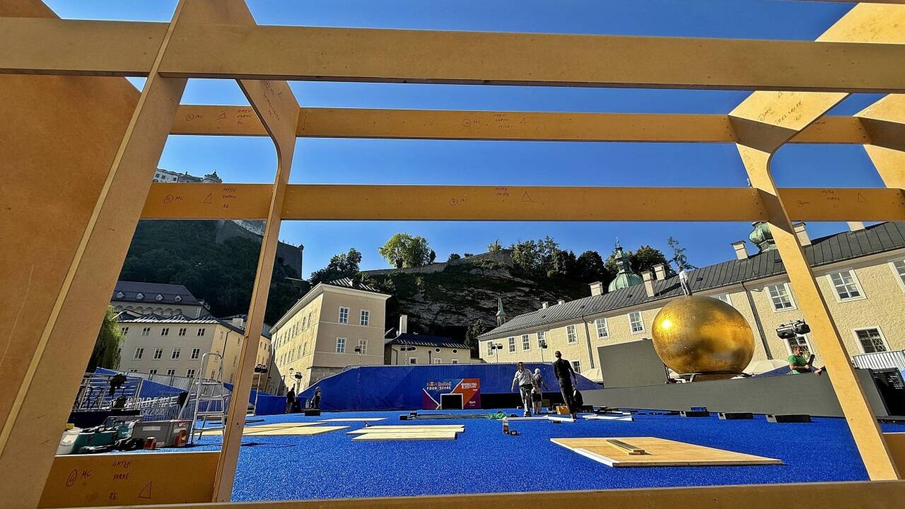 Der Kapitelplatz in der Salzburger Altstadt wird am Sonntag zur Fußballarena. Beim Weltfinale von Red Bull Four 2 Score kämpfen 20 internationale Teams um den Sieg.  
