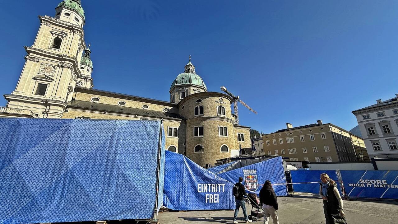 Der Kapitelplatz in der Salzburger Altstadt wird am Sonntag zur Fußballarena. Beim Weltfinale von Red Bull Four 2 Score kämpfen 20 internationale Teams um den Sieg.  