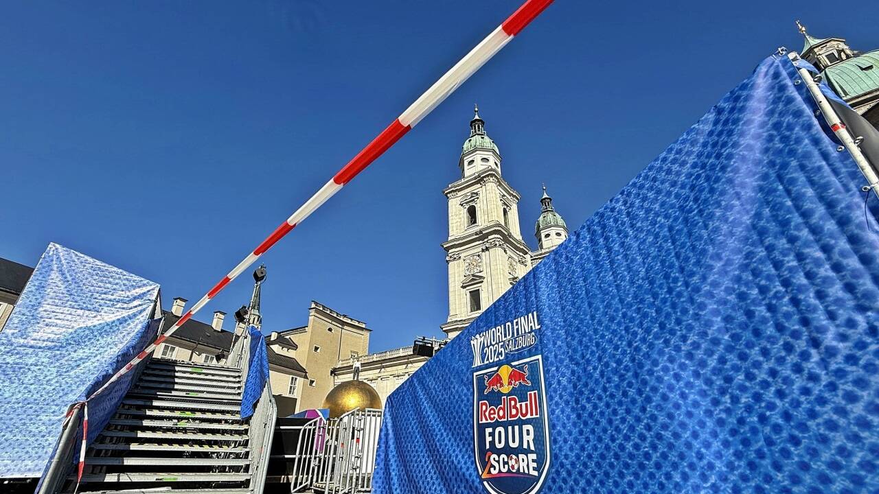 Der Kapitelplatz in der Salzburger Altstadt wird am Sonntag zur Fußballarena. Beim Weltfinale von Red Bull Four 2 Score kämpfen 20 internationale Teams um den Sieg.  