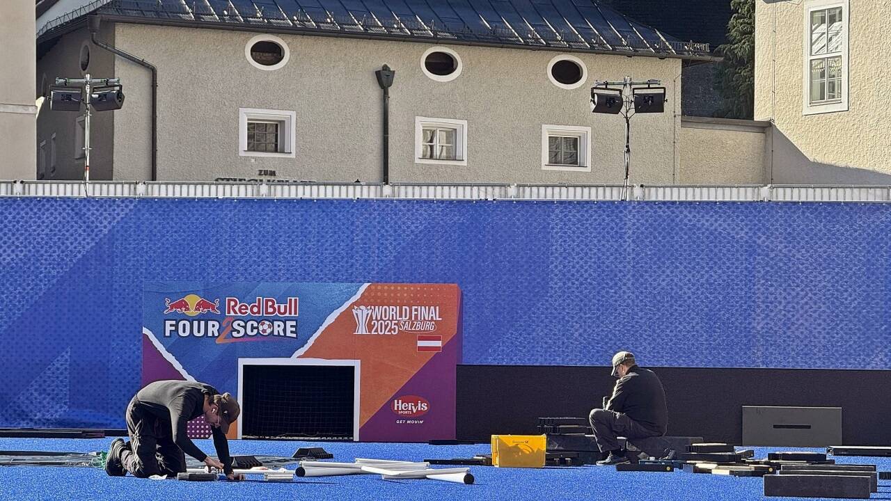 Der Kapitelplatz in der Salzburger Altstadt wird am Sonntag zur Fußballarena. Beim Weltfinale von Red Bull Four 2 Score kämpfen 20 internationale Teams um den Sieg.  