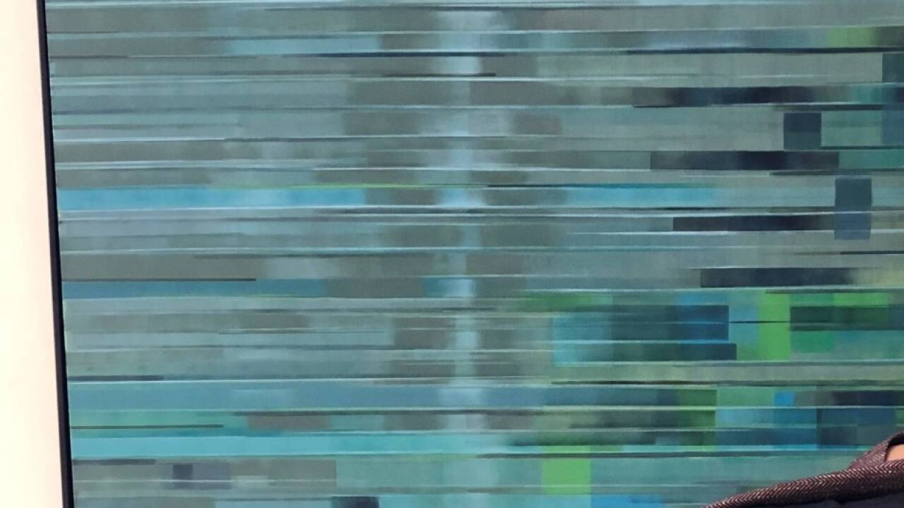 Der aus Salzburg stammende Künstler Markus Schinwald lebt in Wien und New York. Im Bild vor einem seiner neuen Gemälde in der Galerie Ropac.  