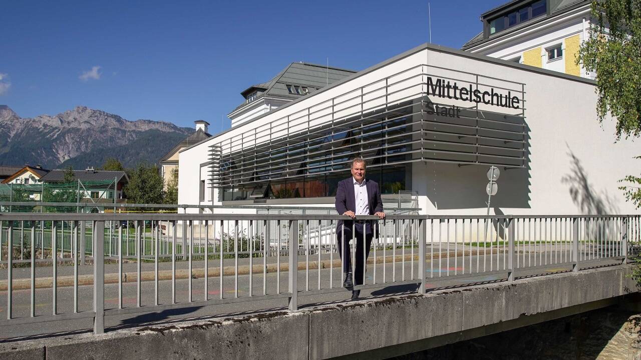 Bürgermeister Erich Rohrmoser vor der Mittelschule in Saalfelden. Im Fall von Katastrophen soll dort der Treffpunkt sein. 