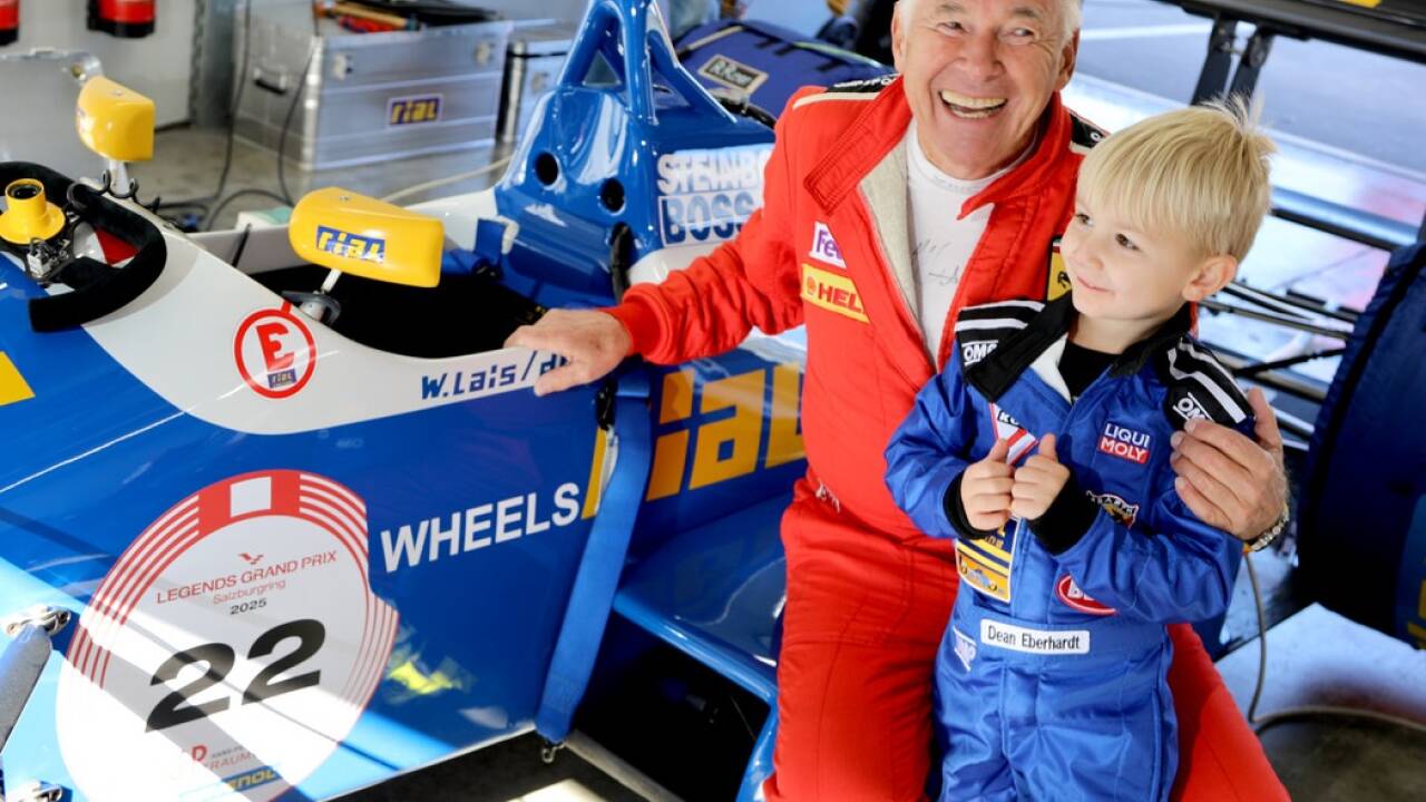 Junggeblieben und jung sind beim Legends Grand Prix vereint. Rial-Pilot Walter Lais mit Dean Eberhardt, dem Sohn seines Kompagnons. 