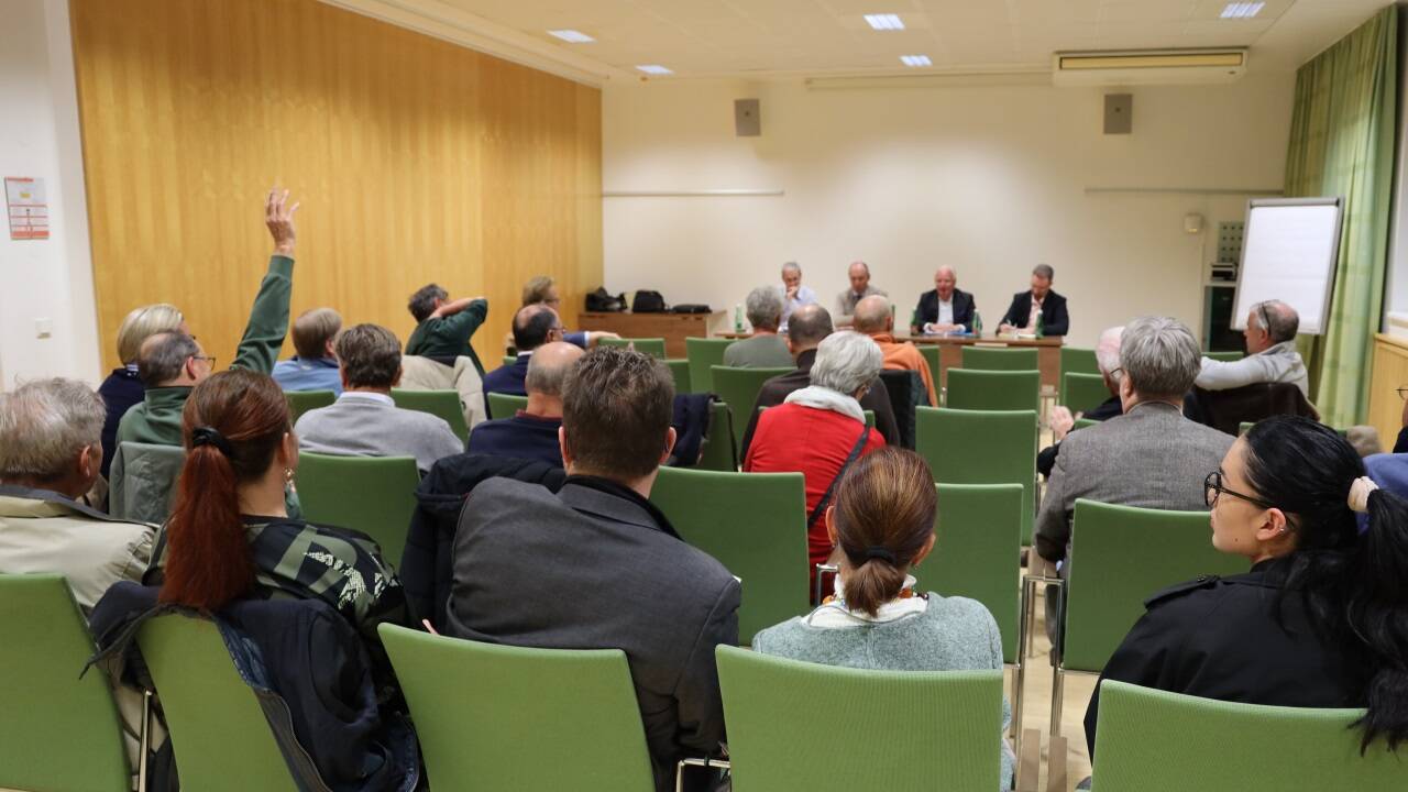 Knappe zwei Stunden nahmen insgesamt 25 Bewohnerinnen und Bewohner an der Diskussion teil. 