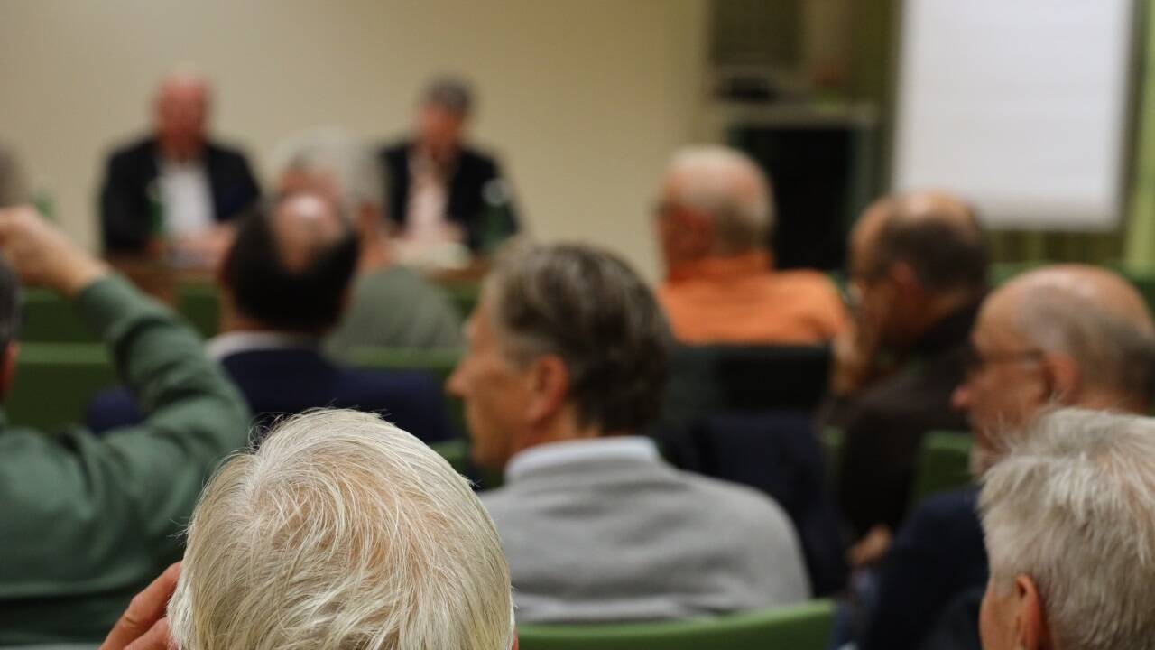 Knappe zwei Stunden nahmen insgesamt 25 Bewohnerinnen und Bewohner an der Diskussion teil.  
