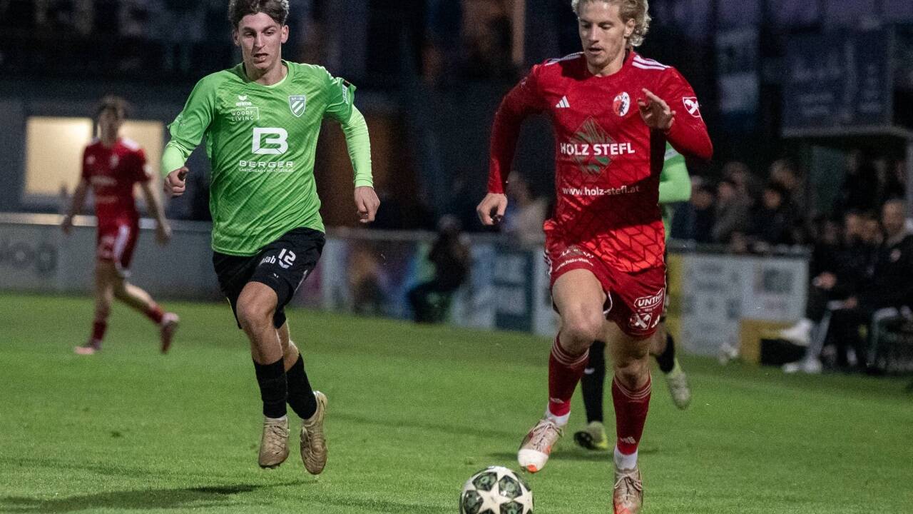 Justin Mühlbauer (r.) schoss Kuchl im Derby in Führung. 