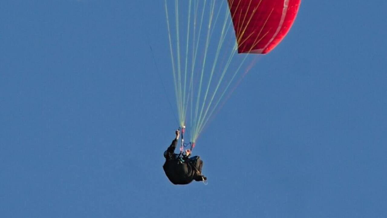 Paragleiterin-st-rzte-in-K-rnten-auf-Schotterstra-e-ab