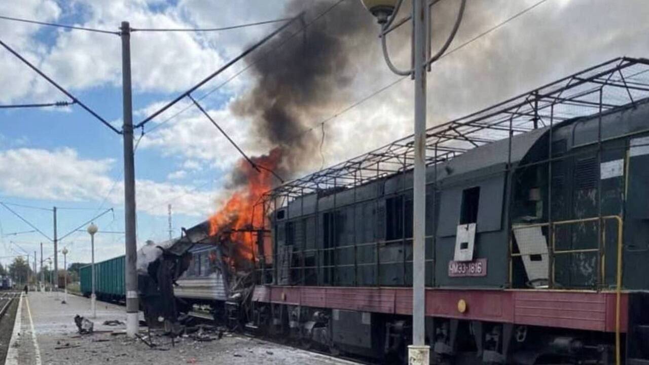 Mindestens 30 Menschen wurden beim Beschuss eines Bahnhofs verletzt. 