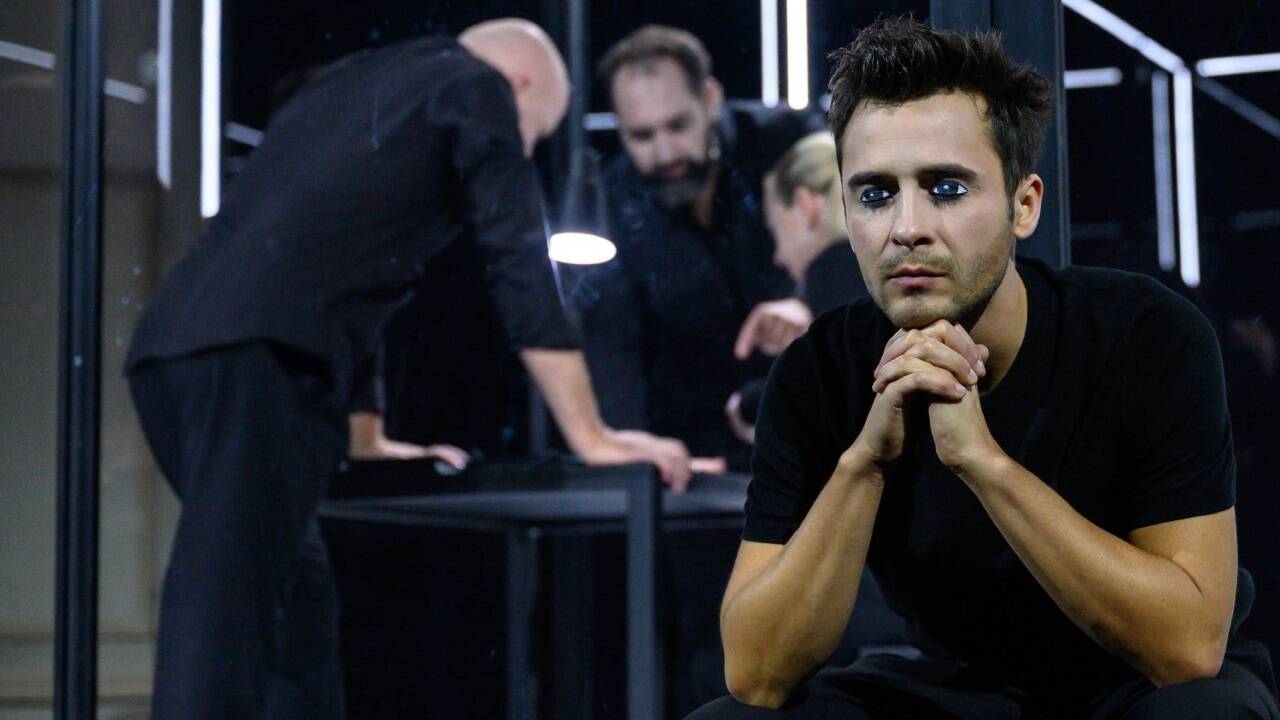 Landestheater Salzburg: Aaron Röll und Ensemble in „Tore von Gaza“.  