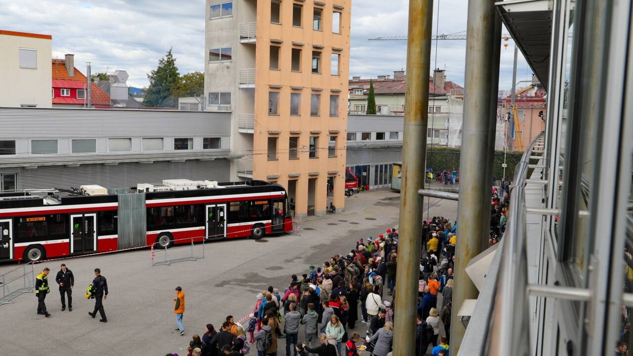 Viele Besucherinnen und Besucher betrachteten voll Neugierde die Einsatzfahrzeuge. 