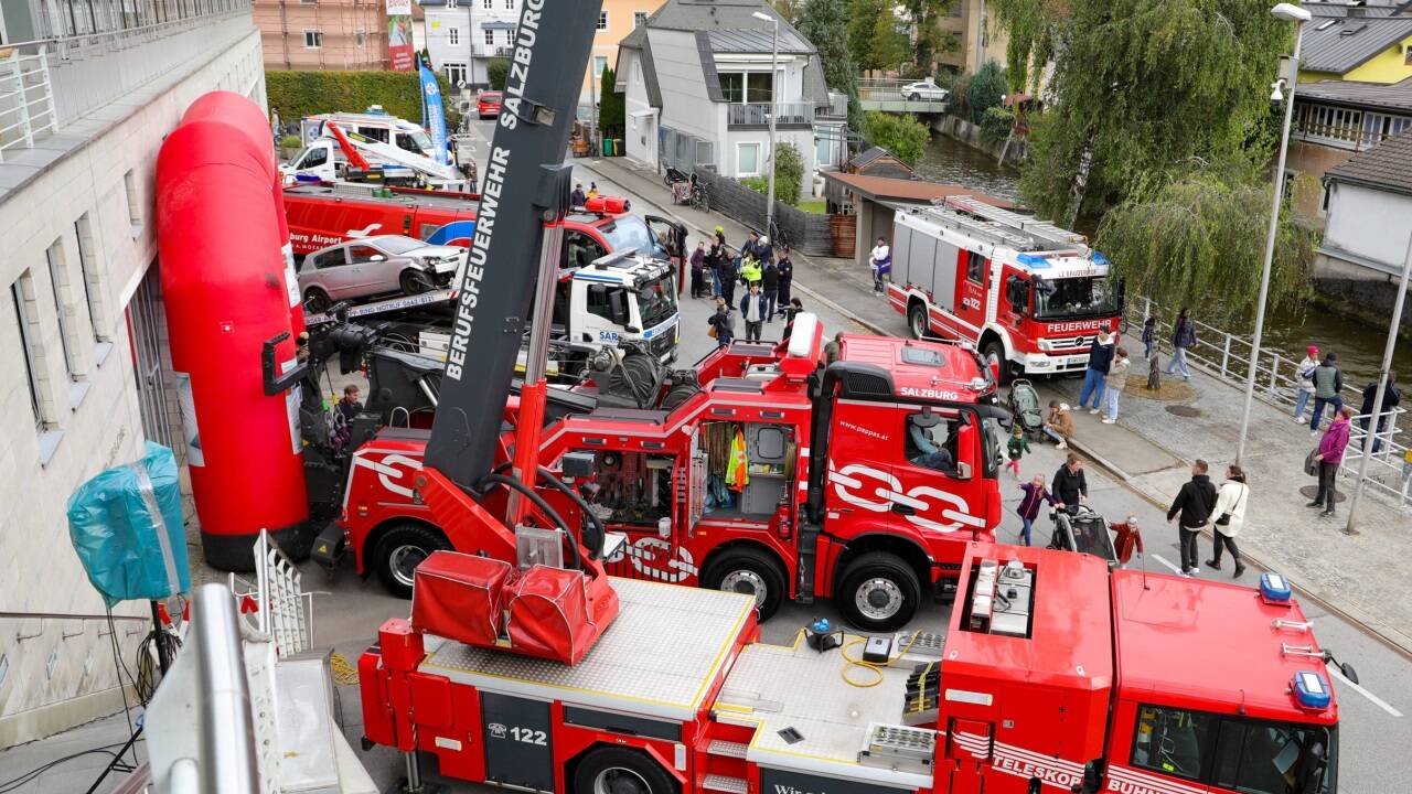 Viele Besucherinnen und Besucher betrachteten voll Neugierde die Einsatzfahrzeuge. 