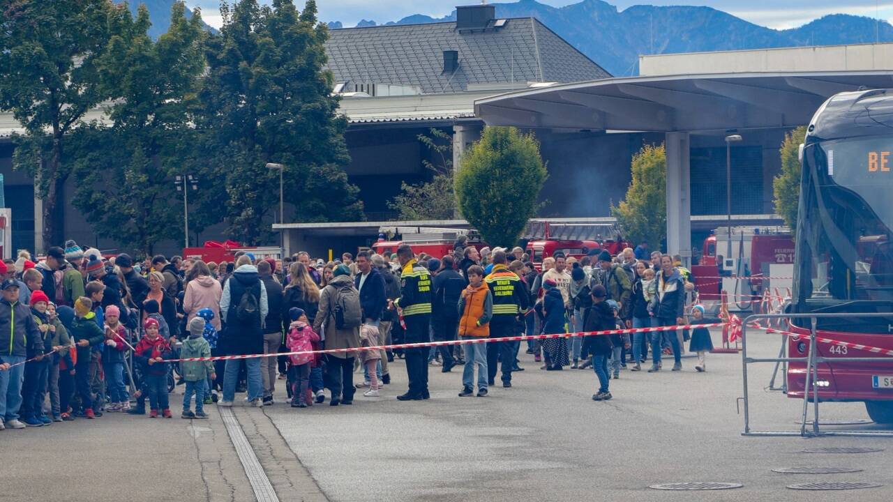 Viele Besucherinnen und Besucher betrachteten voll Neugierde die Einsatzfahrzeuge. 