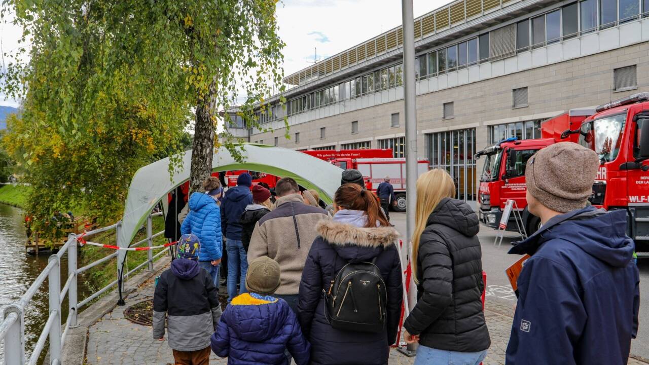 Viele Besucherinnen und Besucher betrachteten voll Neugierde die Einsatzfahrzeuge. 