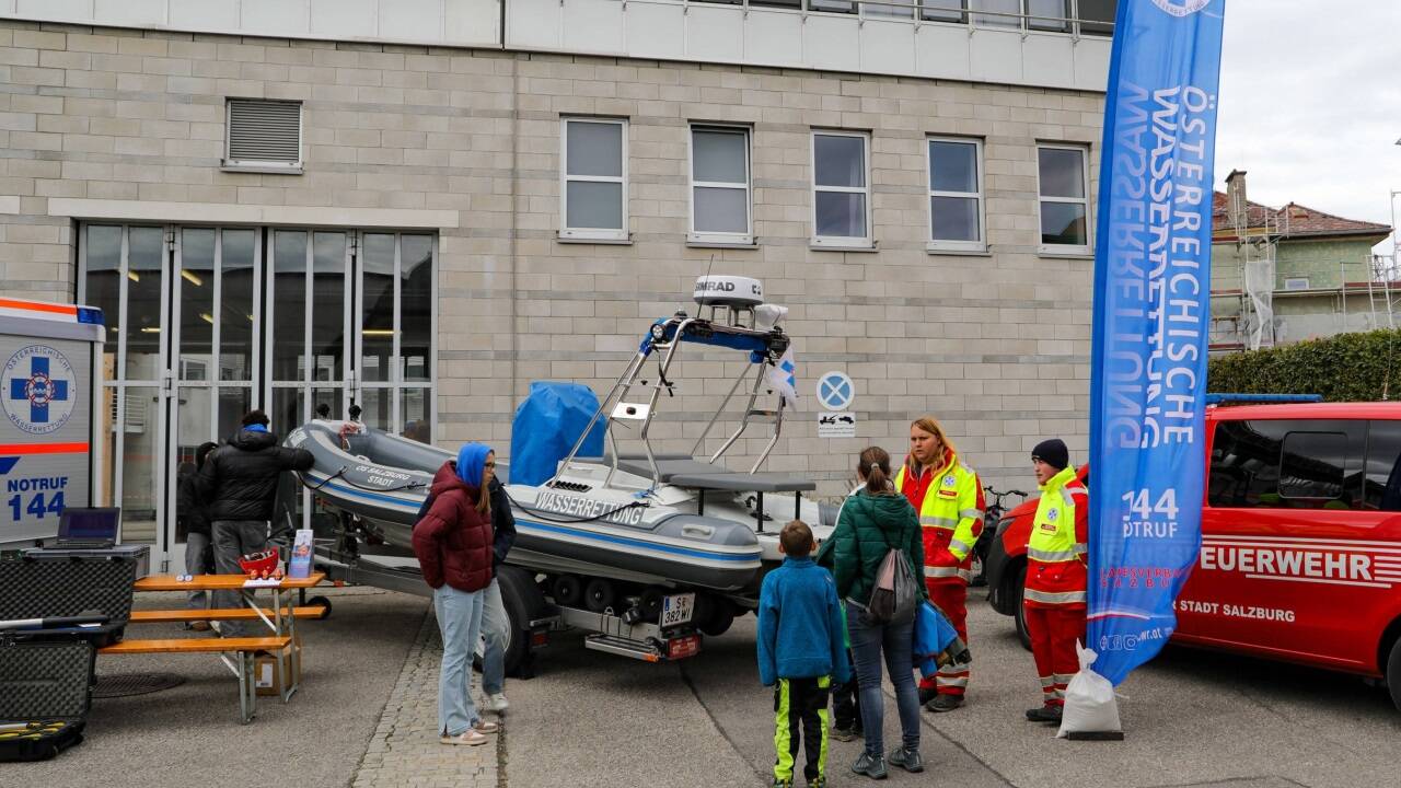 Viele Besucherinnen und Besucher betrachteten voll Neugierde die Einsatzfahrzeuge. 