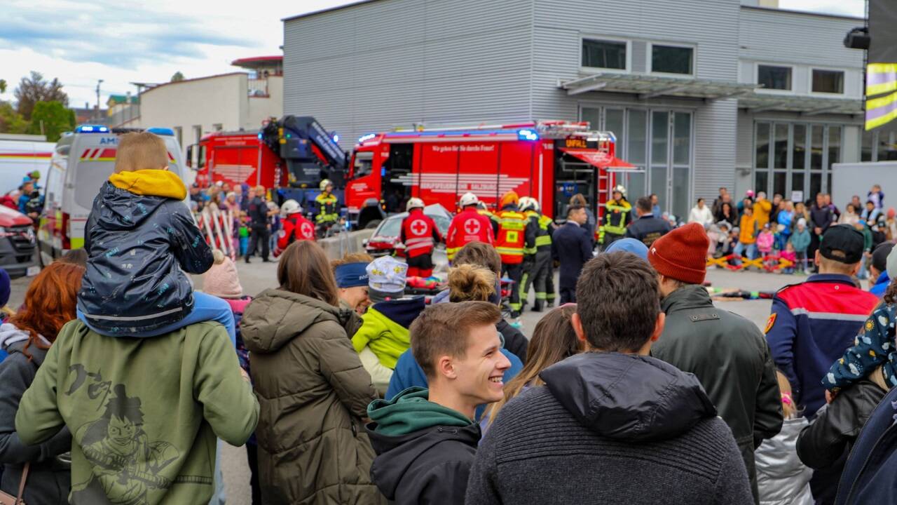 Viele Besucherinnen und Besucher betrachteten voll Neugierde die Einsatzfahrzeuge. 