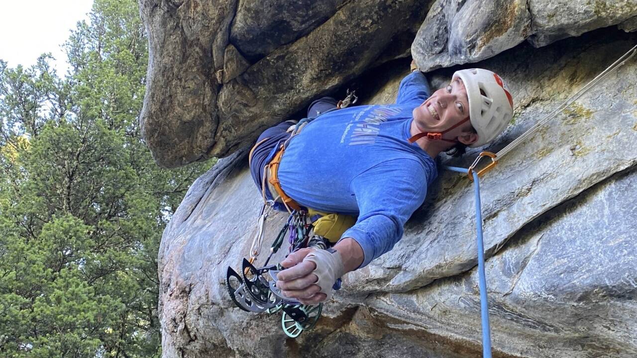 Balin Miller im September 2024, als er die „Croc’s Nose“-Route im Hyalite Canyon kletterte. 