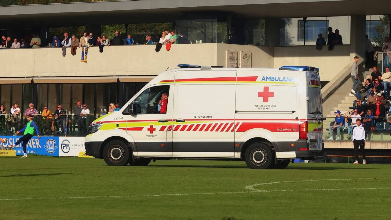 Die Rettung musste sich am Samstag in der Salzburger Liga um einen verletzten SAK-Spieler kümmern. 