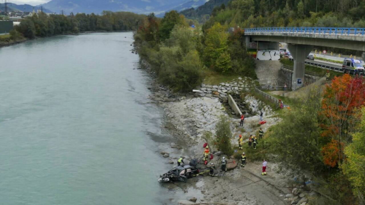 Auto stürzte von A12 in den Inn Auto stürzte von A12 in den Inn