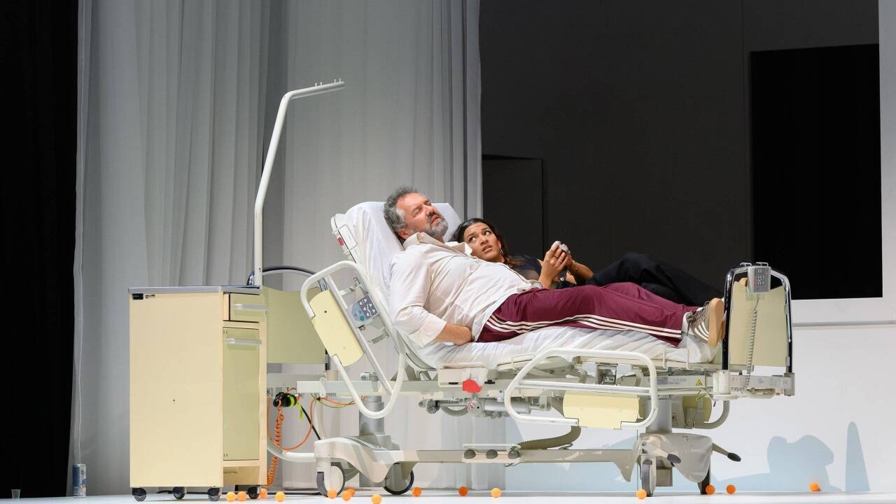 Christoph Wieschke und Naomi Kneip in „Homo Faber“ im Salzburger Landestheater 