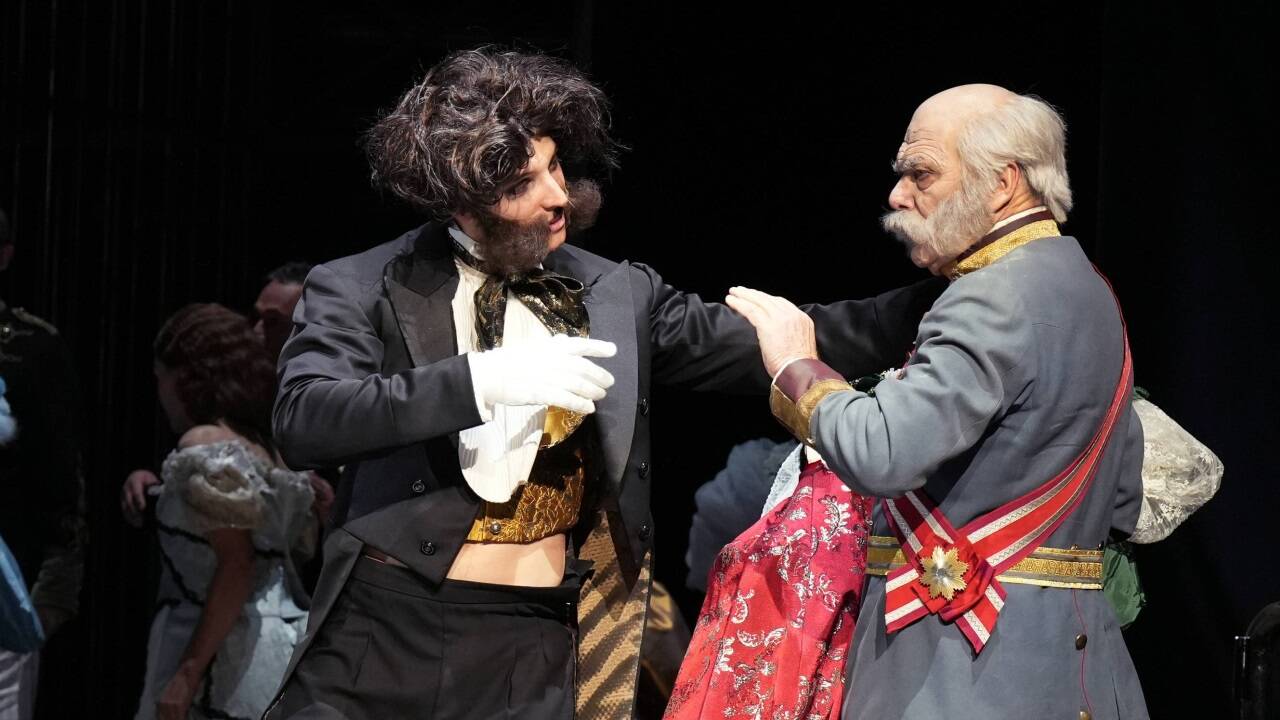 Alexander Strobele als Frosch mit einem Tänzer im Strauss-Look. 