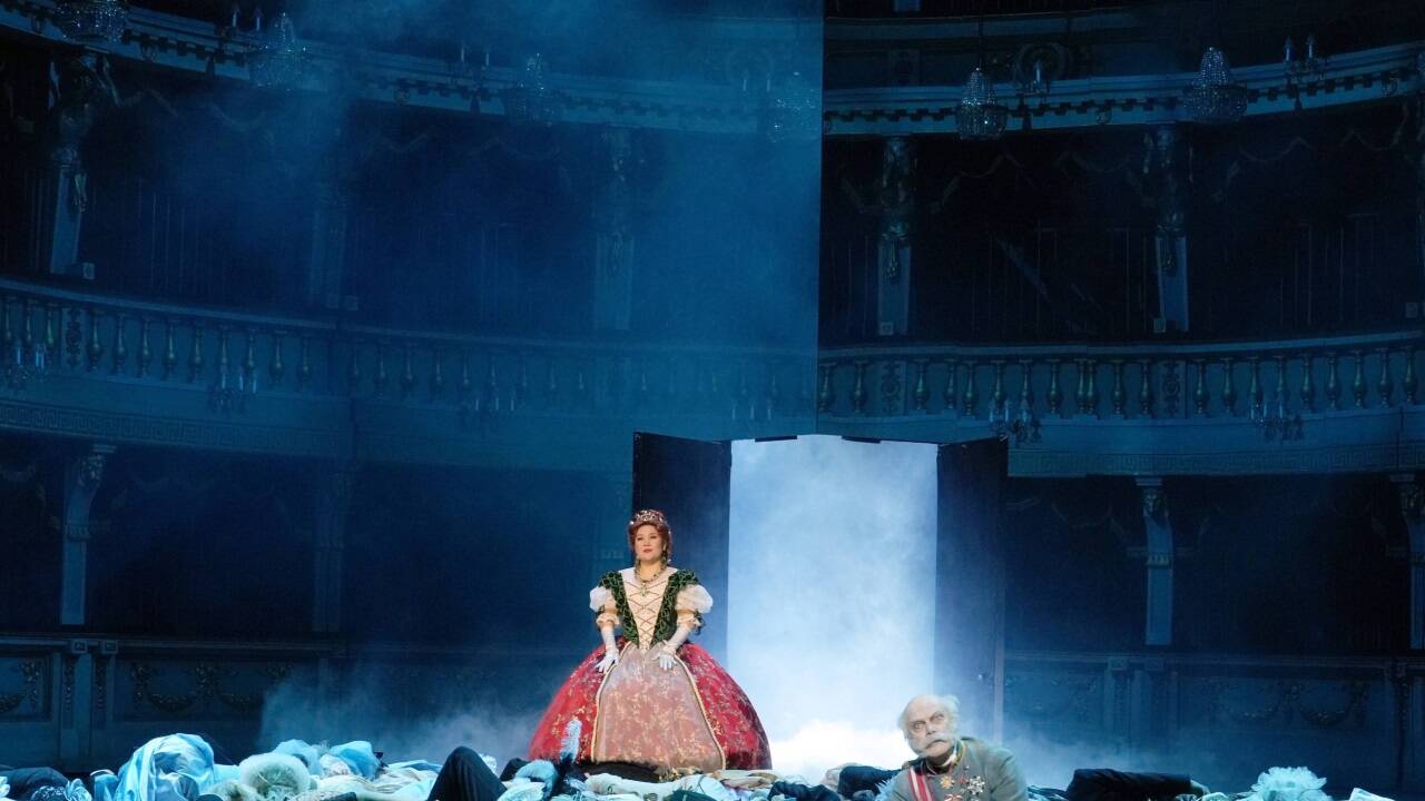 Hulkar Sabirova als Rosalinde, Alexander Strobele als Frosch. 