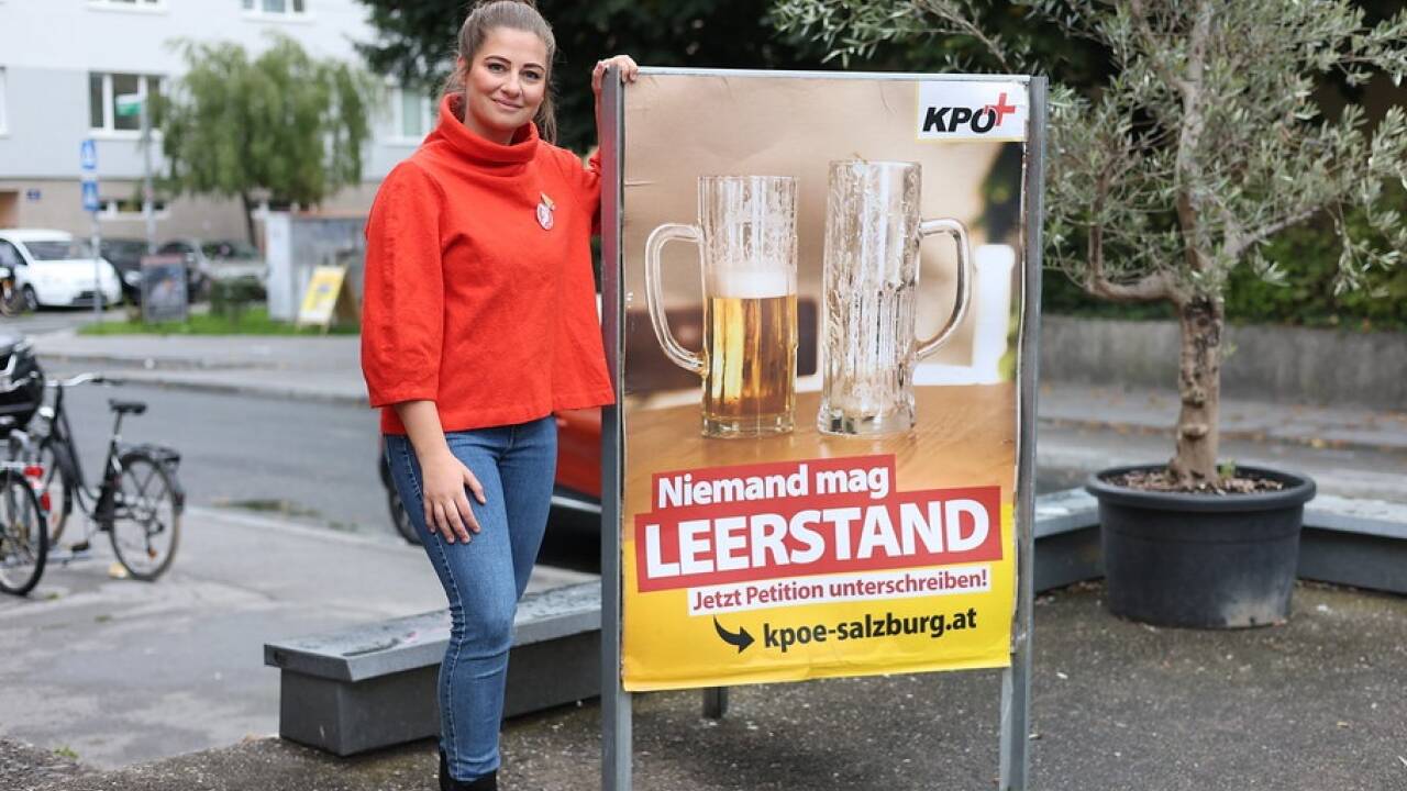 KPÖ-plus-Klubchefin Natalie Hangöbl mit dem neuen Plakat.  