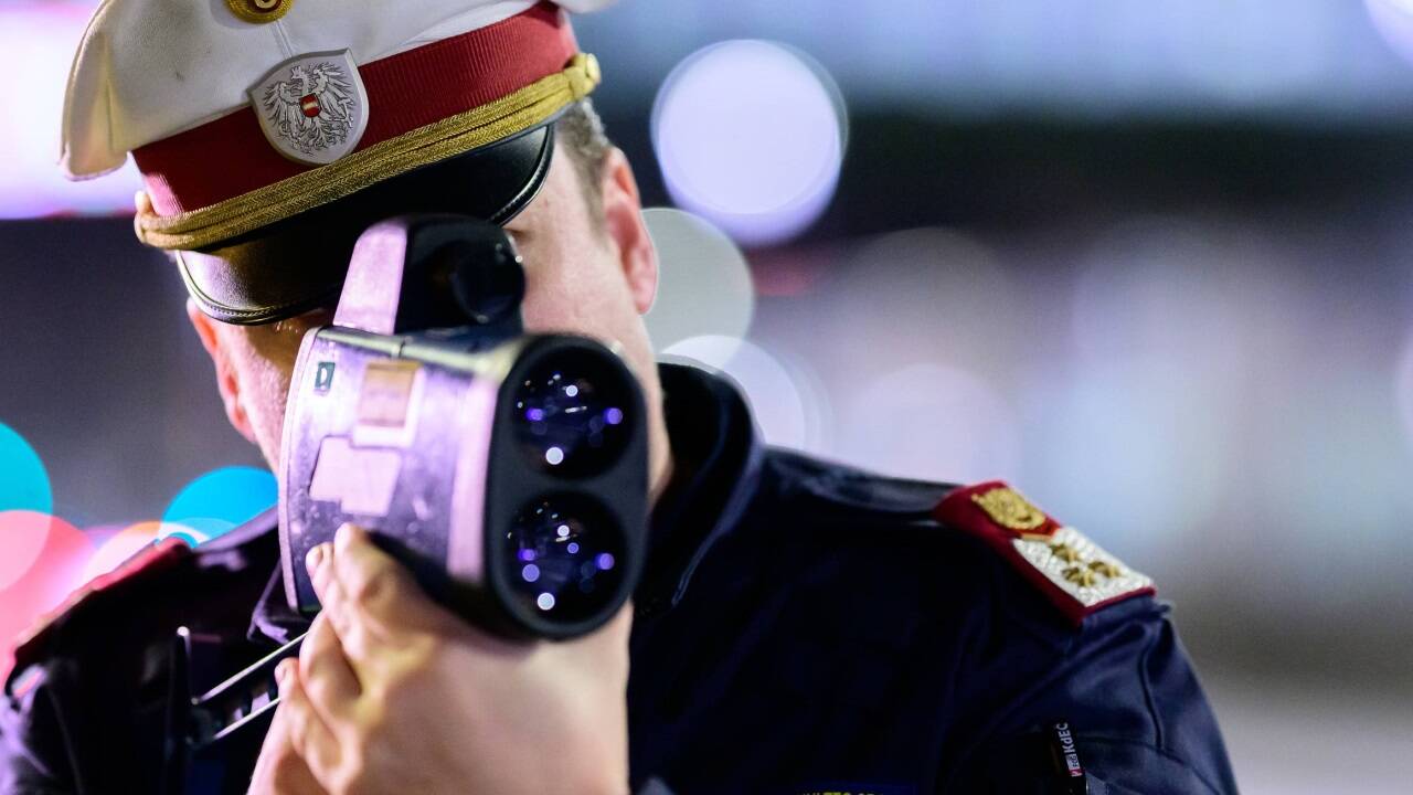 212-km-h-in-Tempo-100-Zone-Warum-die-Polizei-ein-Raserauto-nicht-beschlagnahmen-konnte