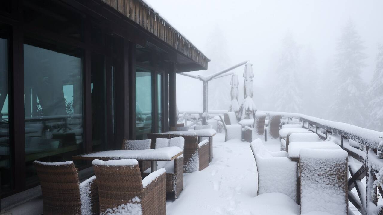 Schnee Anfang Oktober auf dem Gebirgszug Jahorina nahe Sarajevo. 