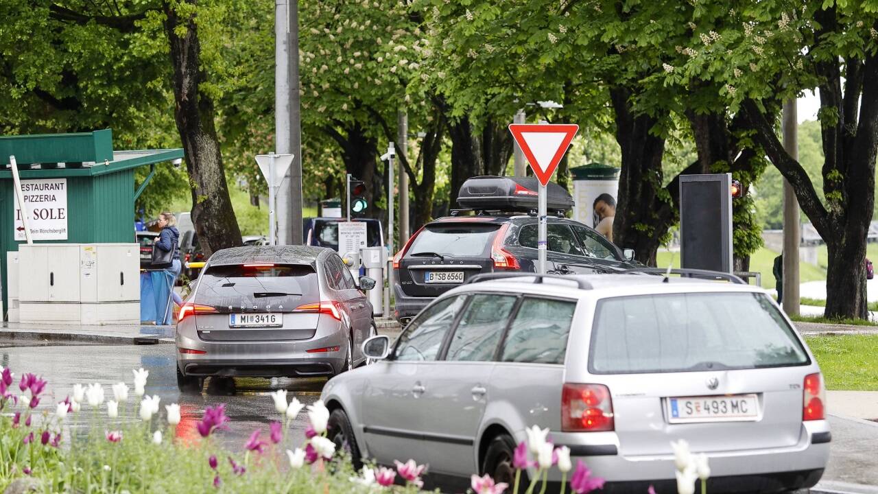 Auf dem Parkplatz am Franz-Josef-Kai in Salzburg sollen in Zukunft keine Autos mehr parken. Bei der Umgestaltung können Bürgerinnen und Bürger mitreden. 