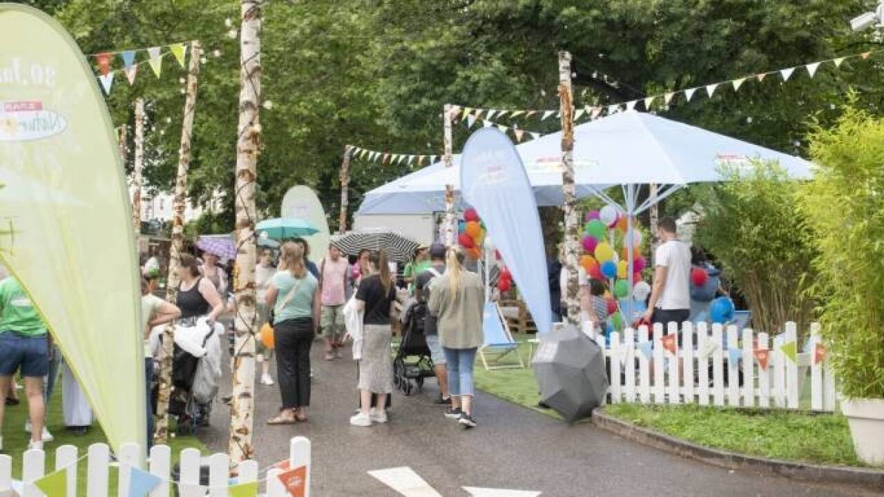 Beim Stadtfest im Juni 2025 war der Parkplatz mit Ständen, Luftballonen und Liegestühlen bespielt.  