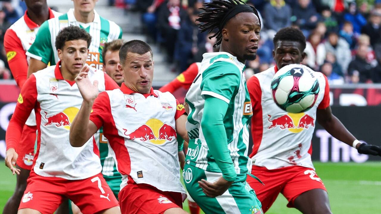 Der Bundesliga-Klassiker wurde intensiv geführt. Im Bild: Stefan Lainer gegen Claudy Mbuyi. 