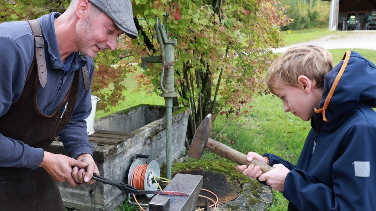 „Fest draufhauen!“, sagt Schmied Tibor Stix. 