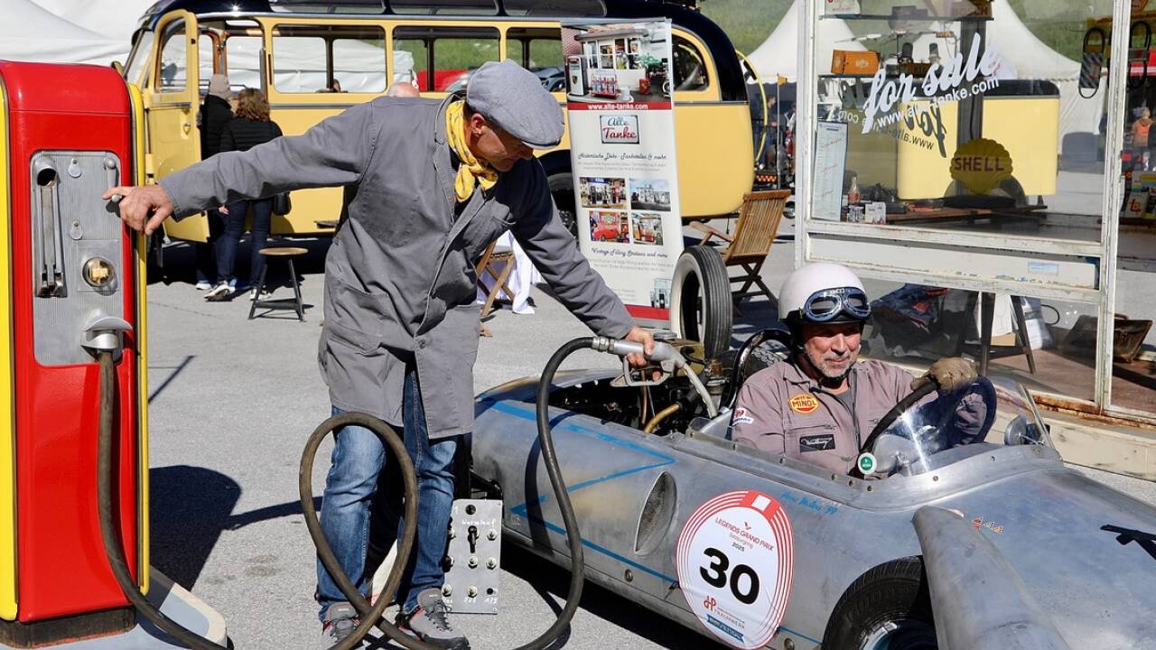 Eine alte „Tanke“ für historische Fahrzeuge. 