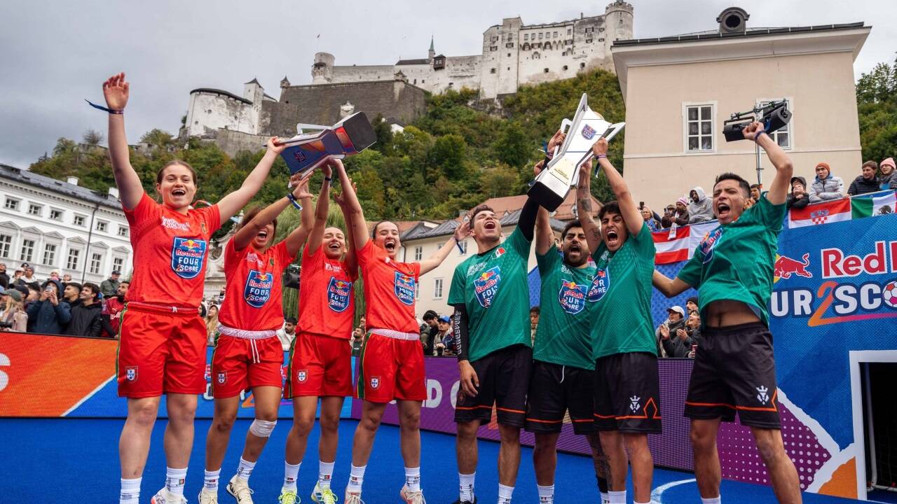 Die Siegerteams aus Portugal und Mexiko jubeln.  