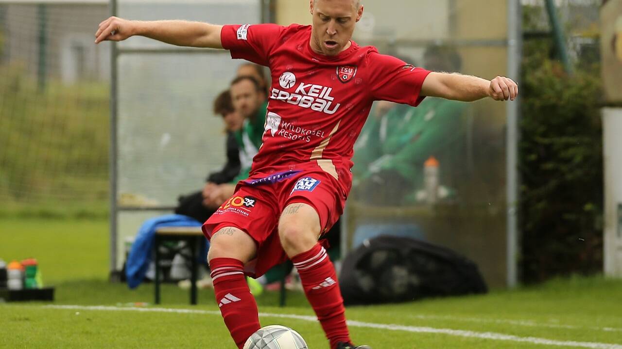 Topspieler der Salzburger Liga: Harald Nindl bewies in Henndorf erneut seine Qualitäten – auch bei Freistößen. 