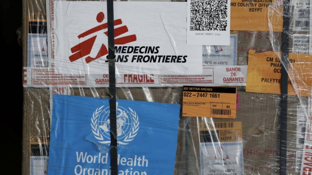 Logo von '€rzte ohne Grenzen' auf Hilfsliferungen nach Gaza 
