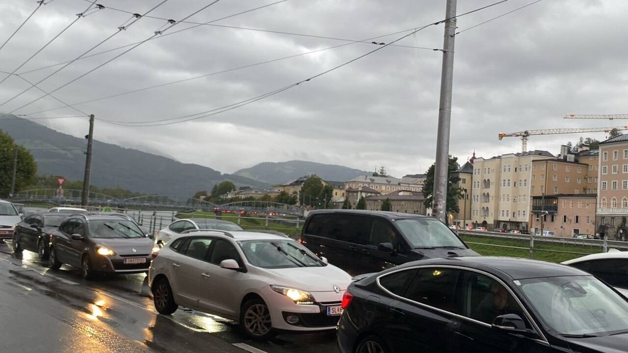 Auf beiden Salzachseiten in der Salzburger Innenstadt stauten sich die Pkw am Montagmorgen. 