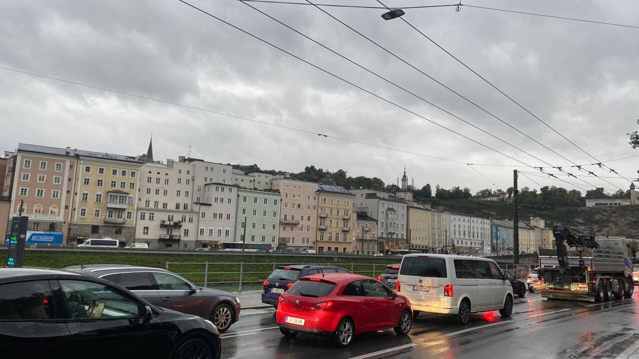 Auf beiden Salzachseiten in der Salzburger Innenstadt stauten sich die Pkw am Montagmorgen. 