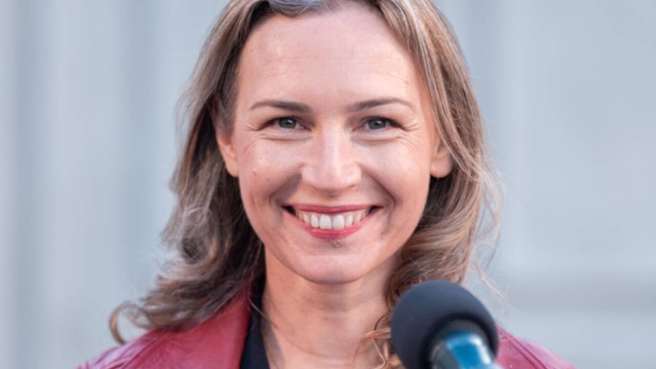 -Aufrecht-von-Lea-Ypi-berleben-im-Zeitalter-der-Extreme-