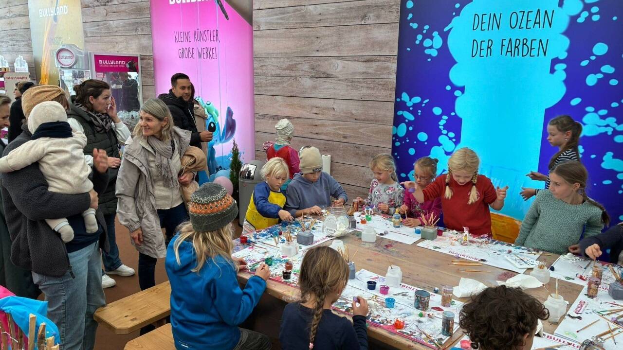 Ein Platz am Maltisch von Spielfiguren-Hersteller Bullyland war bei den Kindern begehrt.  