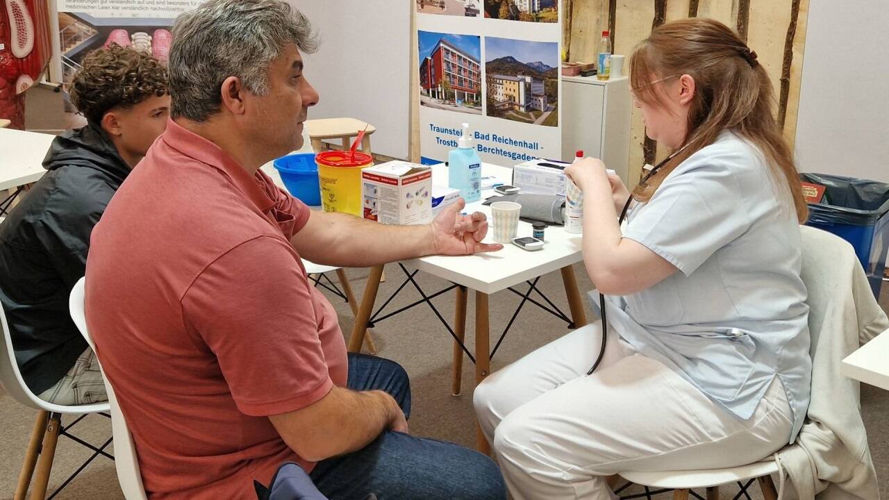 Am Stand der Kliniken Südostbayern konnten sich die Messebesucherinnen und -besucher u.a. den Blutzucker messen lassen. 