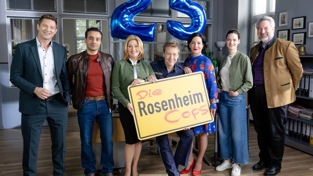 Die „Rosenheim-Cops“ sind ein Dauerbrenner. Bild von links nach rechts: Kriminalhauptkommissar Sven Hansen (Igor Jeftić), Kriminalkommissar Kilian Kaya (Baran Hêvî), Stadträtin Marie Hofer (Karin Thaler), Polizeihauptmeister Michi Mohr (Max Müller), Sekretärin Miriam Stockl (Marisa Burger), Kriminalhauptkommissarin Julia Beck (Michaela Weingartner), Kriminalhauptkommissar Anton Stadler (Dieter Fischer). 