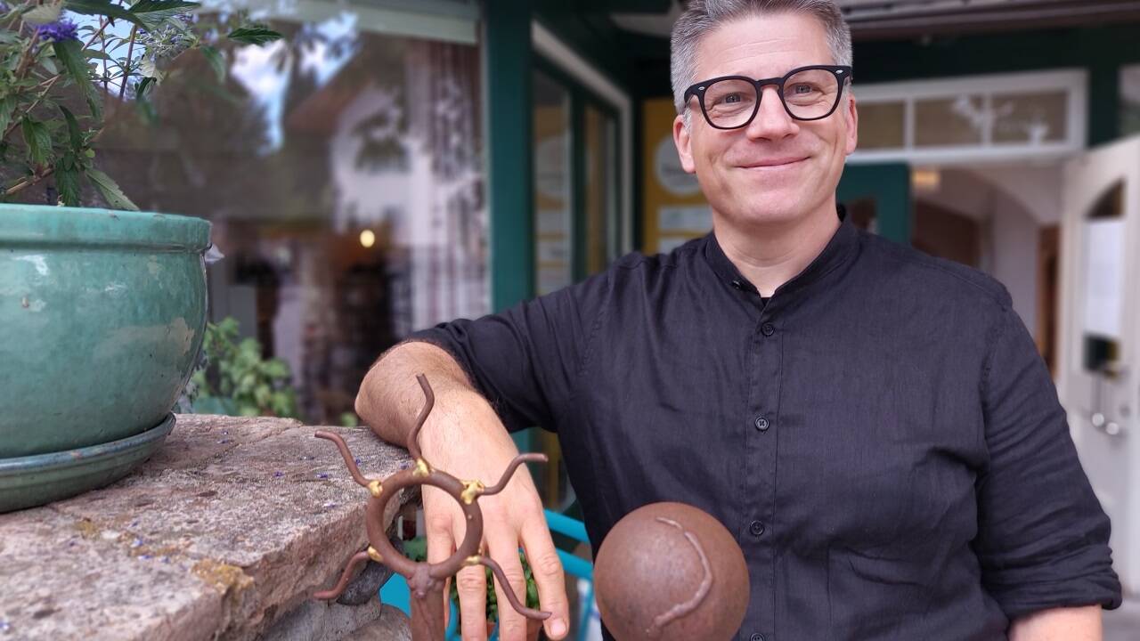 Patrick Sellier vom Taugler Singverein im Gastgarten seiner Tauglerei, wo auch der Tanzlmusisonntag stattfindet. 