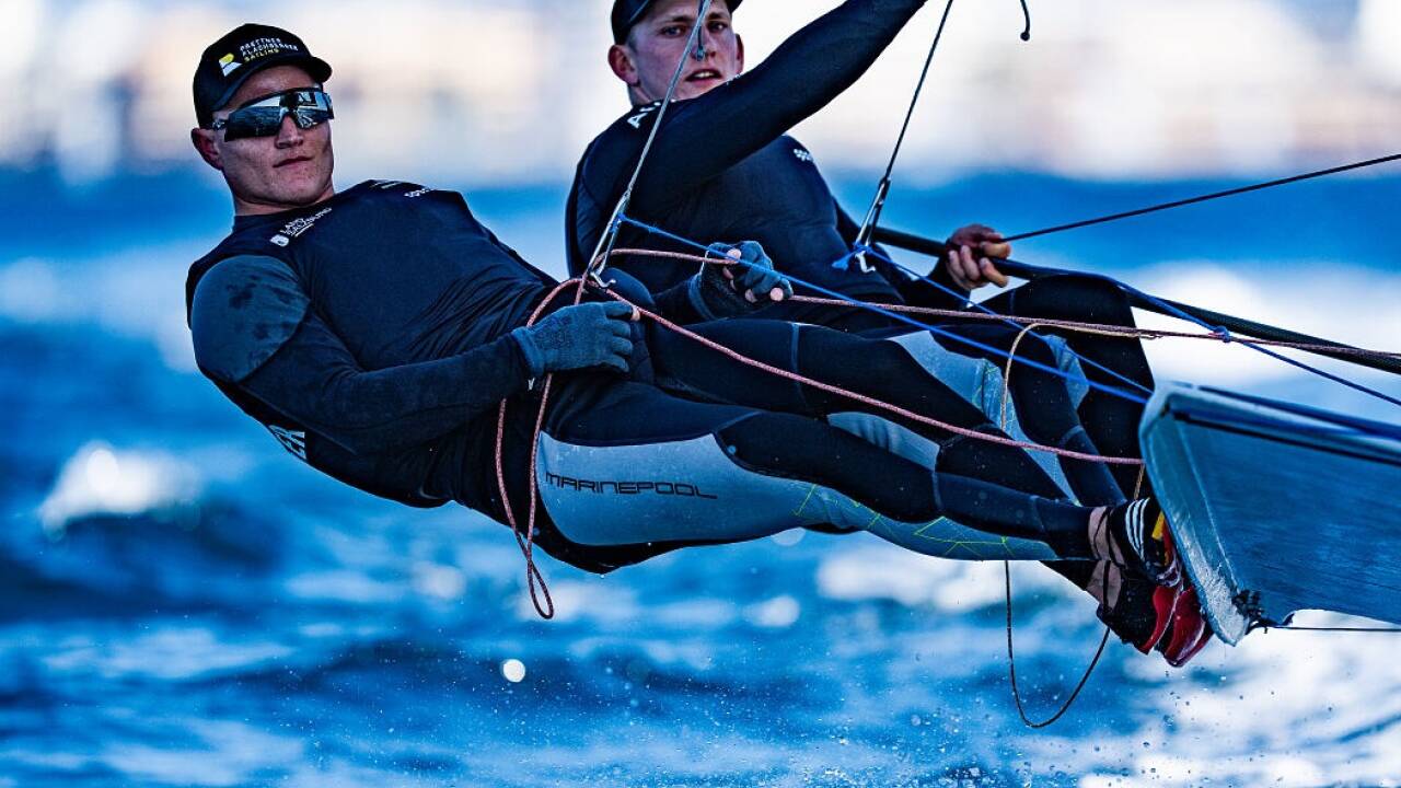 Keanu Prettner und Jakob Flachberger auf ihrem Boot. 