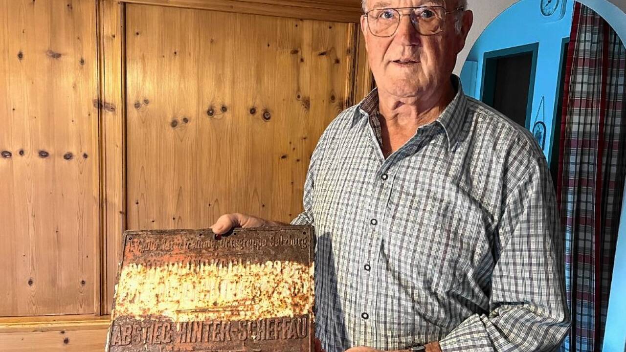 Helmut Schick mit der verwitterten alten Tafel vom Scheiblingkogel.   